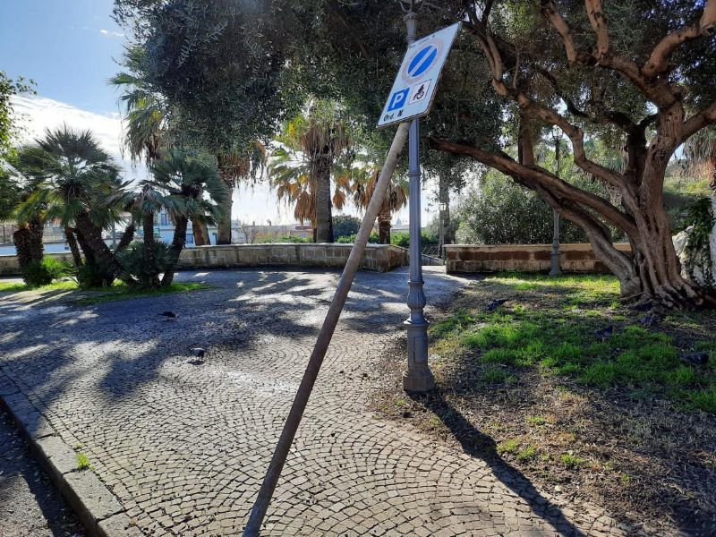 pozzuoli|-palo-della-segnaletica-pericolante:-a-rischio-l’incolumita-dei-passanti-–-le-foto