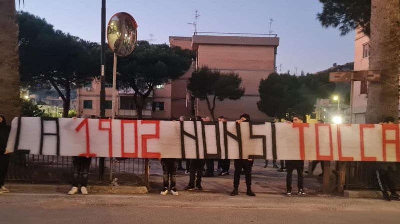 pozzuoli|-tifosi-della-puteolana-in-protesta-fuori-la-sede-del-comune:-“la-1902-non-si-tocca”-–-le-foto