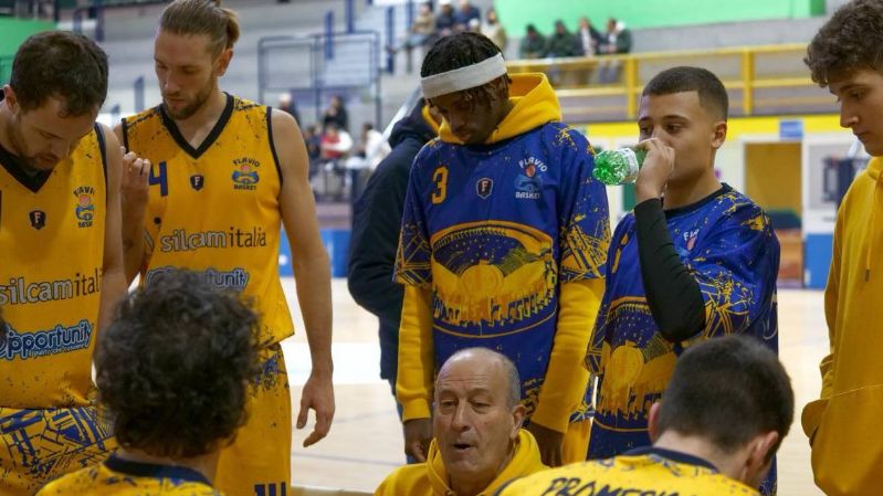 flavio-basket-pozzuoli,-prima-sconfitta-in-campionato:-gialloblu-ancora-primi-in-classifica