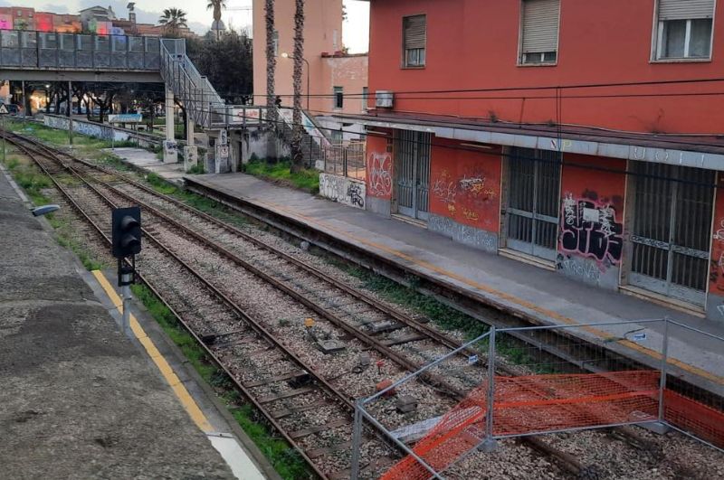 cumana-ferma-tra-bagnoli-e-torregaveta,-bus-sostitutivi-poco-capienti:-“navette-da-9-posti,-pendolari-lasciati-a-piedi!”