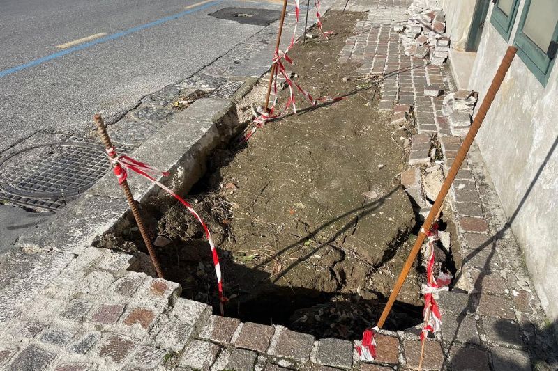 pozzuoli|-marciapiede-sprofondato-dopo-i-lavori:-“qui-abita-una-persona-gravemente-malata-che-non-puo-uscire”-–-le-foto