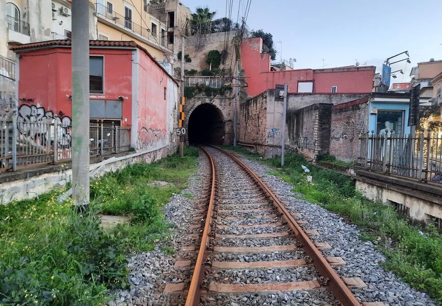 interruzione-cumana,-navette-sostitutive-poco-capienti-e-pendolari-lasciati-a-terra:-l’eav-aumenta-le-corse