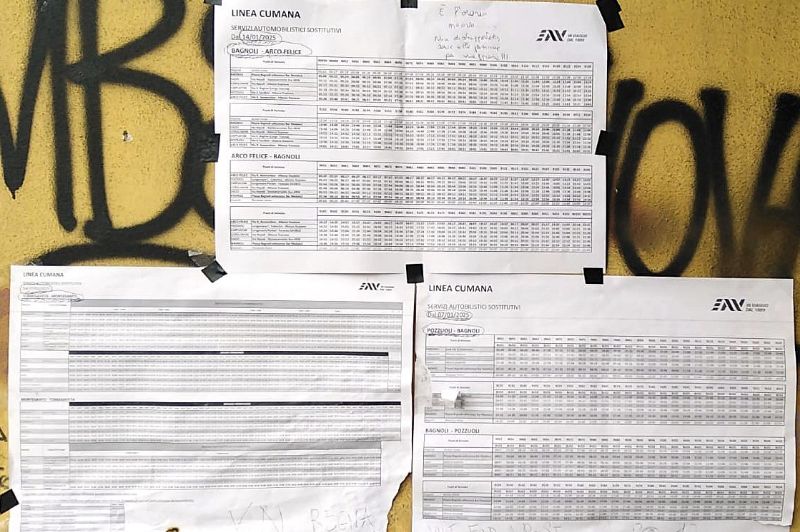 pozzuoli|-stazione-cumana-di-arco-felice,-manca-il-tabellone-con-orari-del-bus-sostitutivo:-“l’ho-affisso-io-sul-muro,-che-vergogna”