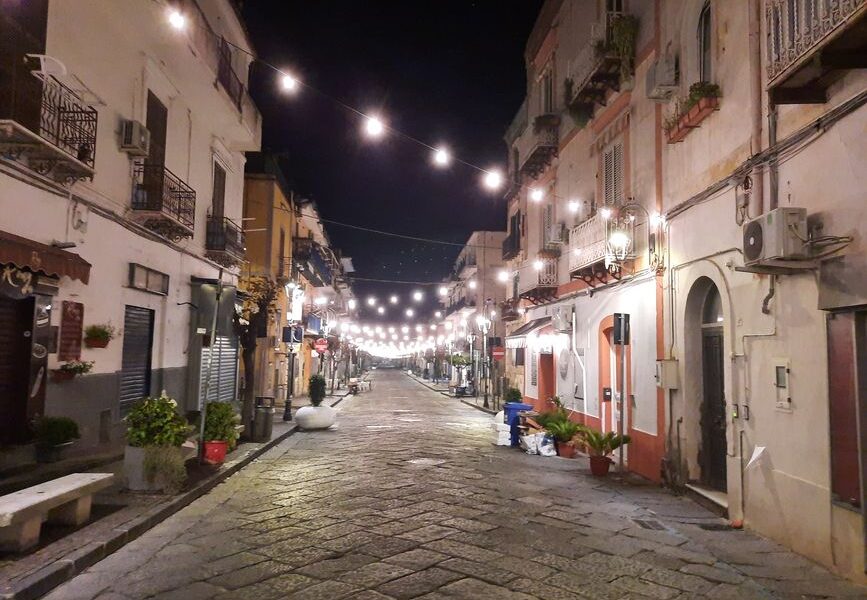 bacoli|-vuole-la-collana-regalata-alla-ex-e-gliela-strappa-dal-collo:-55enne-finisce-in-manette