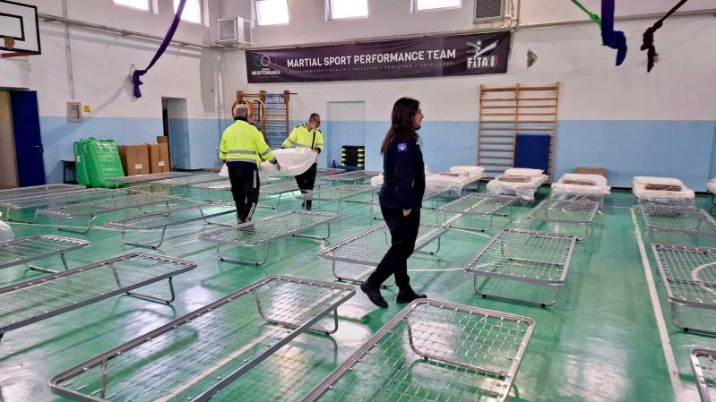 bradisismo,-a-bacoli-allestito-il-centro-di-prima-accoglienza,-il-sindaco:-“aree-di-attesa-per-chi-vuole-dormire-in-auto”