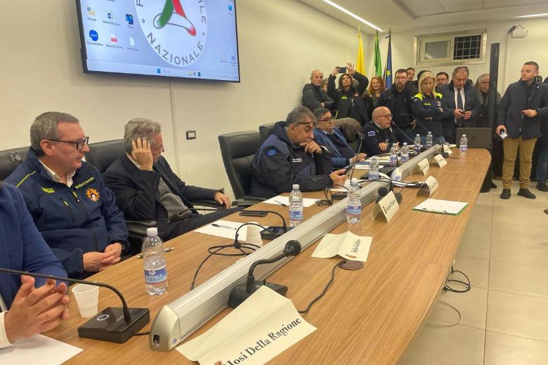 bradisismo,-sciame-in-corso,-di-vito:-“nessuna-eruzione-in-arrivo,-terremoti-piu-forti-per-il-sollevamento-del-suolo”