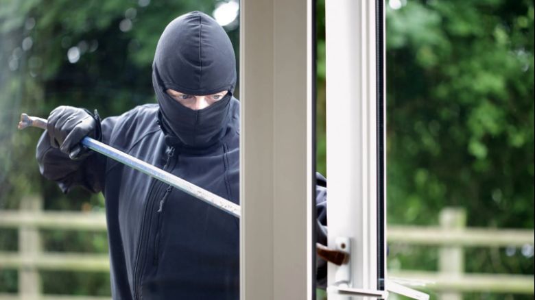 ladro-sorpreso-in-camera-da-letto,-48enne-finisce-in-manette