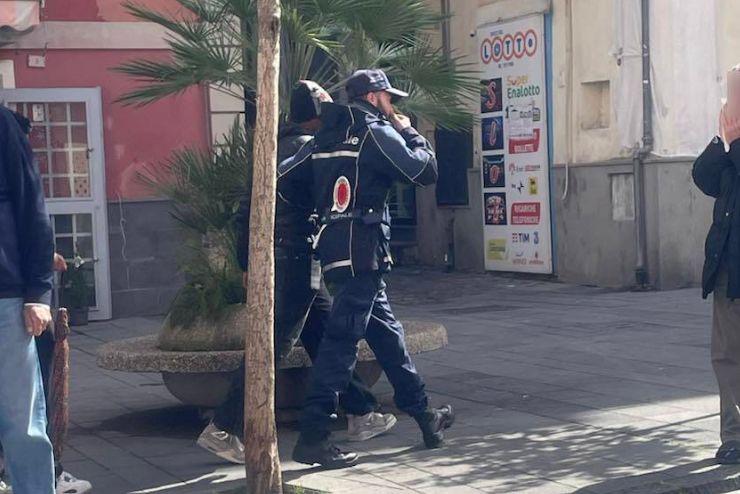 ultim’ora|-tentano-di-rubare-bottiglie-di-alcolici-al-supermercato-“deco”,-fermati-dalla-polizia