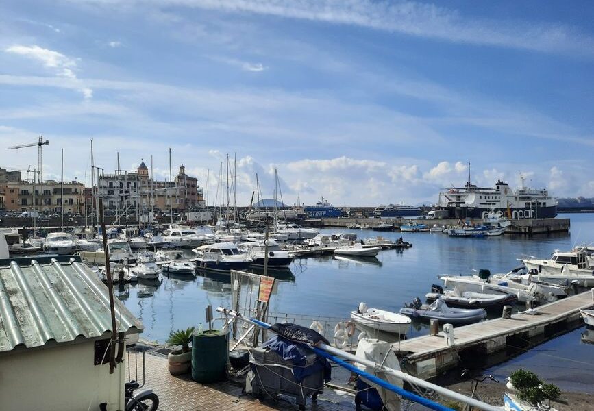 “i-campi-flegrei-saranno-evacuati”,-l’audio-fake-che-circola-su-whatsapp-spaventa-la-popolazione