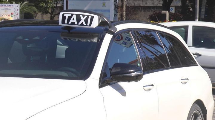 pozzuoli|-l’esasperazione-dei-tassisti-al-porto:-“c’e-poca-affluenza,-siamo-fermi-da-troppo-tempo”