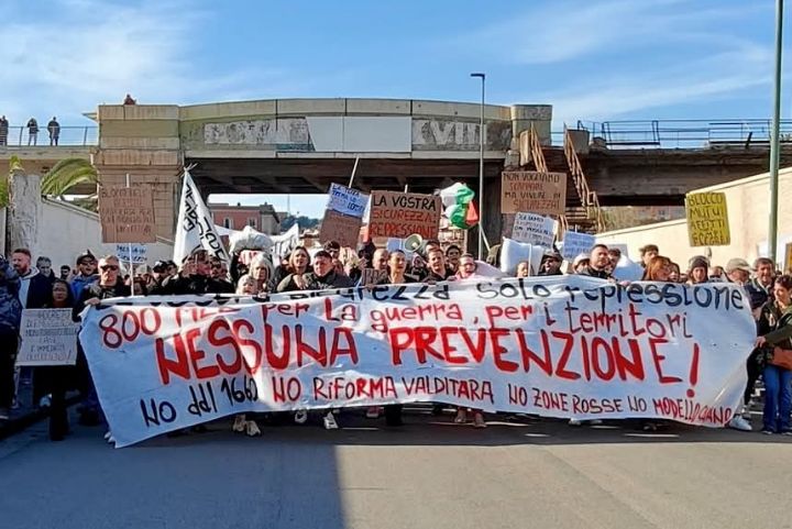bradisismo,-scontri-e-tensioni-alla-manifestazione-di-bagnoli:-lancio-di-uova-contro-la-polizia