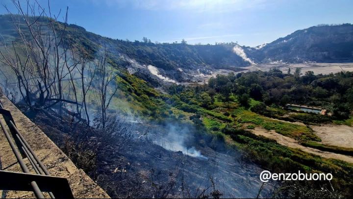 pozzuoli|-incendio-alla-solfatara-sveglia-i-residenti,-fumo-e-aria-irrespirabile