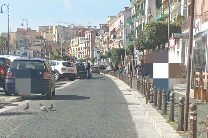 pozzuoli|-sosta-selvaggia-e-auto-in-doppia-fila-a-corso-umberto:-“bloccate-le-vie-principali”