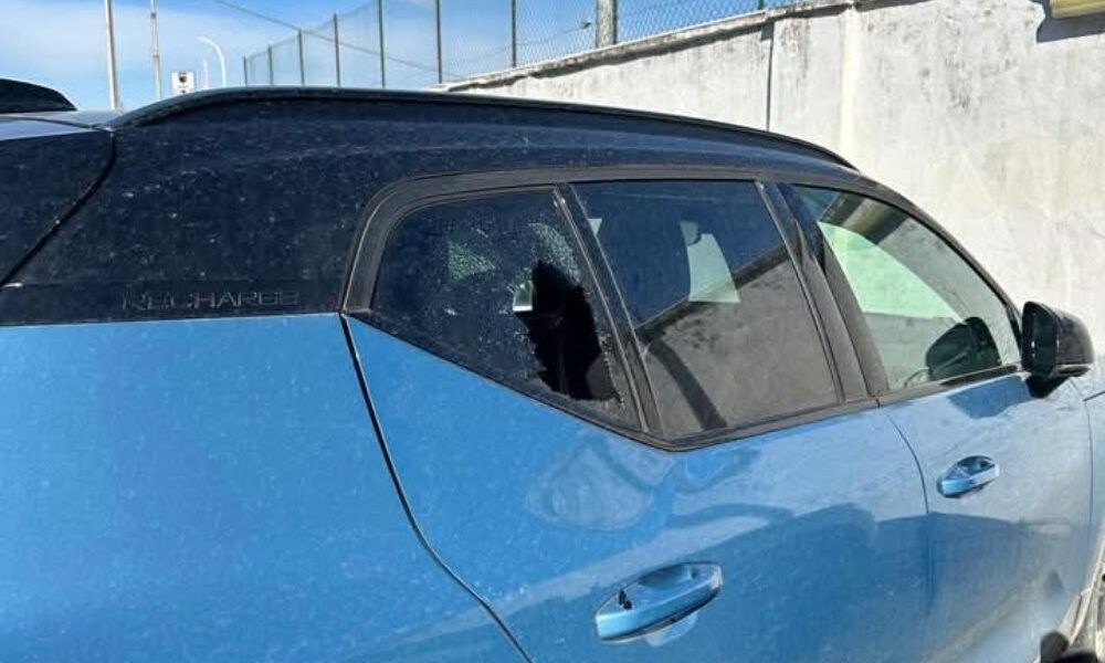 bacoli|-distrutti-i-vetri-di-due-auto-a-pochi-metri-dal-comando-dei-vigili-–-le-foto
