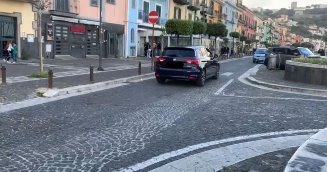 pozzuoli|-“a-via-napoli-regna-l’anarchia,-auto-controsenso-per-eludere-la-ztl”