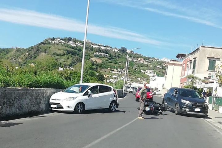 bacoli|-incidente-in-via-lungolago,-scontro-tra-un’auto-e-una-moto