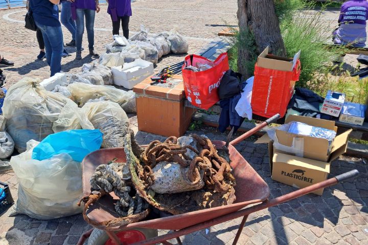 bacoli|-spiagge-libere-dalla-plastica:-volontari-in-azione-per-ripulire-la-scogliera-a-marina-grande 