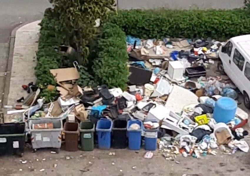 una-discarica-a-cielo-aperto-in-un-parco-a-pochi-passi-dal-centro-della-citta,-la-rabbia-dei-residenti