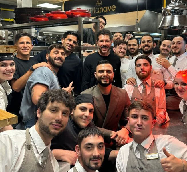 fotonotizia|-il-“cholo”-simeone-sbarca-a-pozzuoli:-tappa-con-la-famiglia-da-“punto-nave”