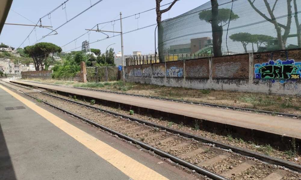 pozzuoli|-viaggio-nell’inferno-dei-pendolari-della-cumana,-biglietteria-fuori-uso-e-navette-piene