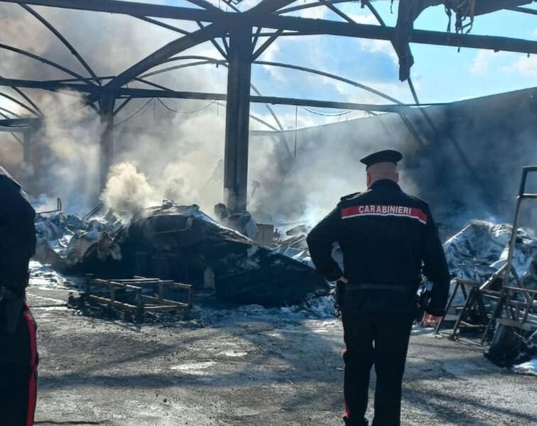 pozzuoli|-maxi-incendio-in-un-rimessaggio-a-licola:-distrutte-50-barche