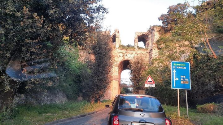 bacoli|-traffico-e-strade-paralizzate-a-pasquetta,-spuntano-i-parcheggi-“improvvisati”