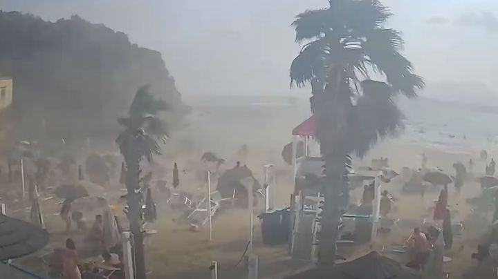 bacoli|-paura-sulla-spiaggia-di-miseno,-tromba-d’aria-fa-volare-lettini-e-ombrelloni