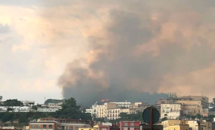 ultim’ora|-pozzuoli,-vasto-incendio-in-via-celle:-nube-di-fumo-visibile-da-chilometri