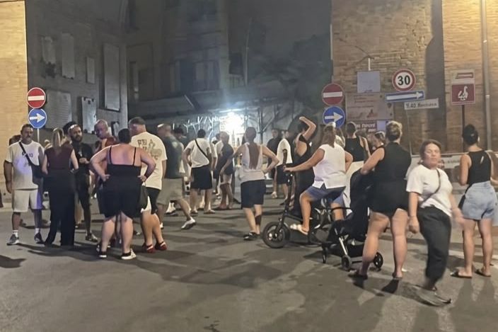 ultim’ora|-“pozzuoli-vuole-vivere”,-seconda-giornata-di-protesta-a-via-napoli:-gli-sfollati-bloccano-la-strada