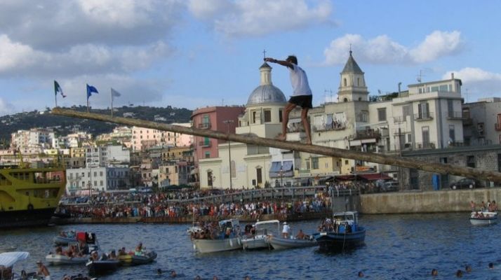pozzuoli|-ferragosto-senza-“pennone”:-“i-fondi-andranno-ai-cittadini-in-difficolta”