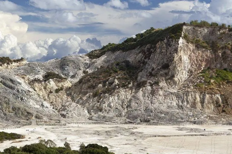 campi-flegrei,-428-terremoti-ad-agosto:-tre-sciami-sismici-e-281-eventi-localizzati