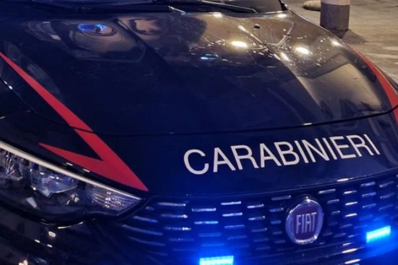 pozzuoli|-non-si-ferma-all’alt-e-sperona-la-gazzella-dei-carabinieri:-nei-guai-un-21enne